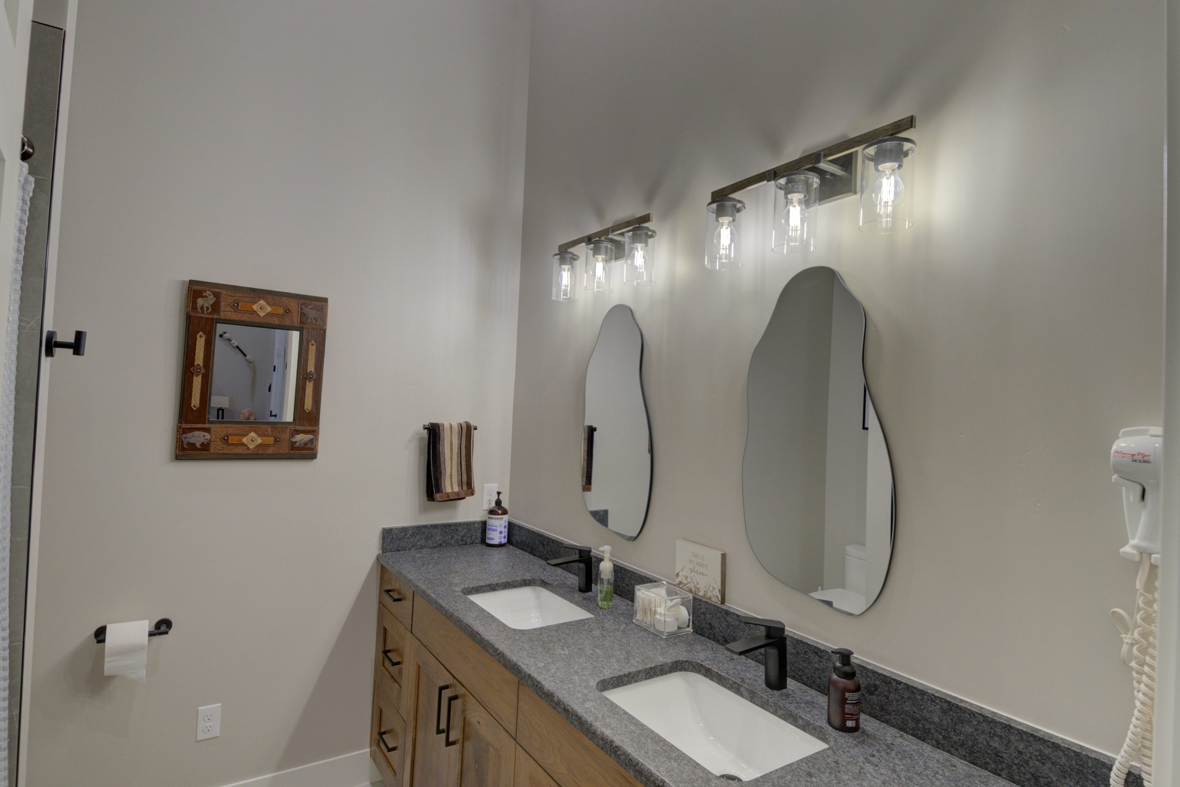 The Uhrhahn — bathroom thumbnail